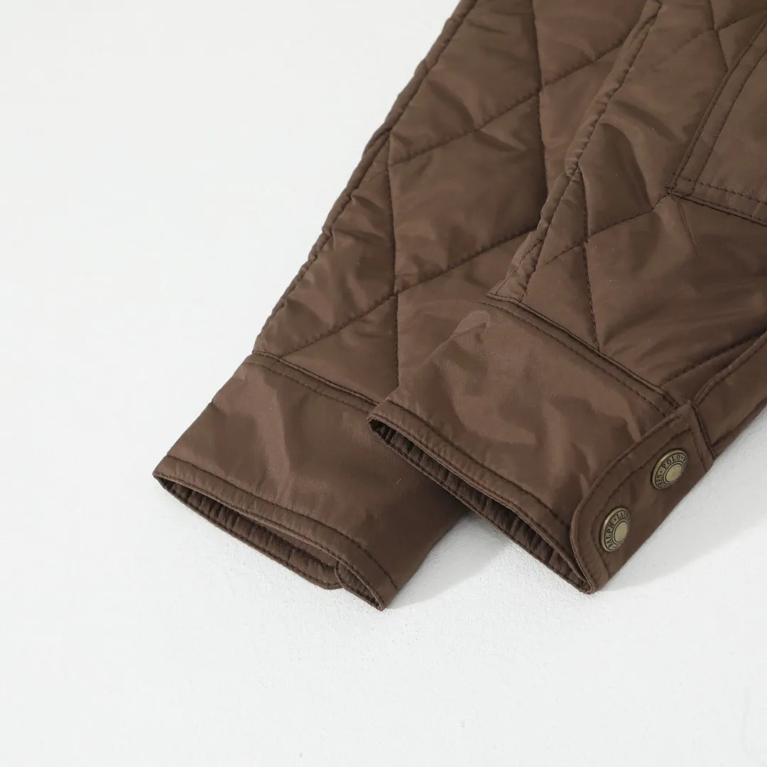 P370 #59 Ralph Lauren classic rhombus quilted cotton jacket for men and women. Inspired by retro workwear, it blends with contemporary British style. The imported machine-pressed rhombus quilting is accurately aligned, and the three-dimensional H-shaped tailoring is neat and slim. It is not bulky when layered in autumn and winter, and still maintains a light style.  Texture is reflected in the details: customized metal buckles, corduroy lapels, breathable eyelets under the arms, and slits on the hem, all replicating the brand's high-end genes. All excipients are standardized!  Five colors to choose from: black/khaki/brown/green/navy blue, easy to switch between commuting, leisure, and travel occasions. Function and appearance coexist: 37.5°C temperature control black technology, breathable and moisture-proof, anti-slip cotton patented fabric, temperature-locking, soft and waxy, durable and stylish. A retro warm-keeping item that can handle low temperatures calmly. The details are all made of craftsmanship, and the style has no limits. It has a classy look that will turn heads.  Color: Khaki Black Navy Green Brown Size: S M L